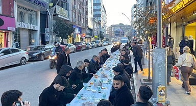 YENİ ÇARŞI'DA GELENEK BOZULMADI: AHMET MALKOÇ 8'İNCİ İFTAR SOFRASINI KURDU