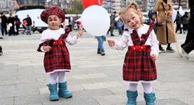 23 Nisan'da çocuklar kırmızı beyaz renklerle sahne aldı