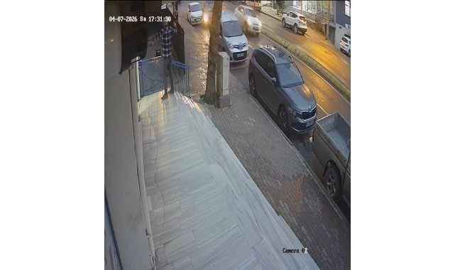 4 araca çarptı, hızını alamayıp markete daldı