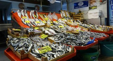 Balık tezgahları kış aylarını aratmıyor