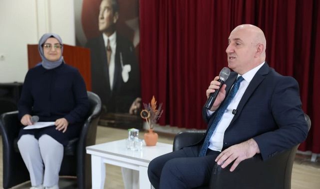 Belediye Başkanı Muzaffer Bıyık, ilkokul öğrencilerine yerel yönetimleri anlattı