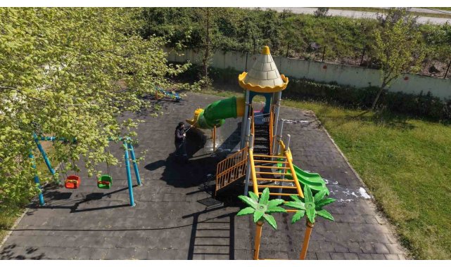 Çayırova'da parkların oyun grupları yıkanıyor