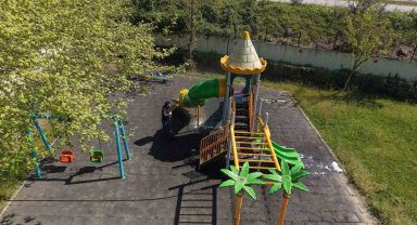 Çayırova'da parkların oyun grupları yıkanıyor
