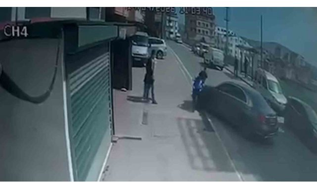 Çocuğunu tehdit ettiğini iddia ettiği motosikletliye otomobiliyle böyle çarptı