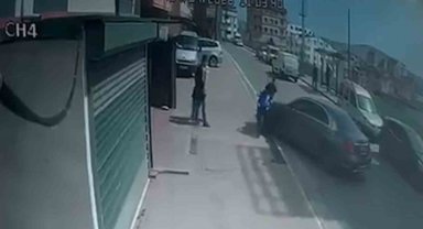 Çocuğunu tehdit ettiğini iddia ettiği motosikletliye otomobiliyle böyle çarptı