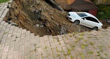 Çöken duvarla birlikte otomobil okul bahçesine düştü