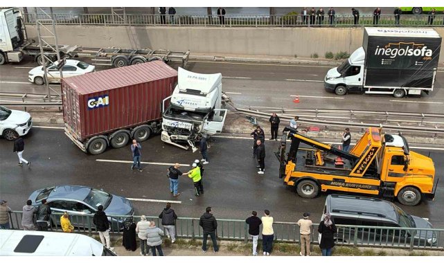 D-100'de kazaya karışan tır makaslayarak karşı şeride geçti