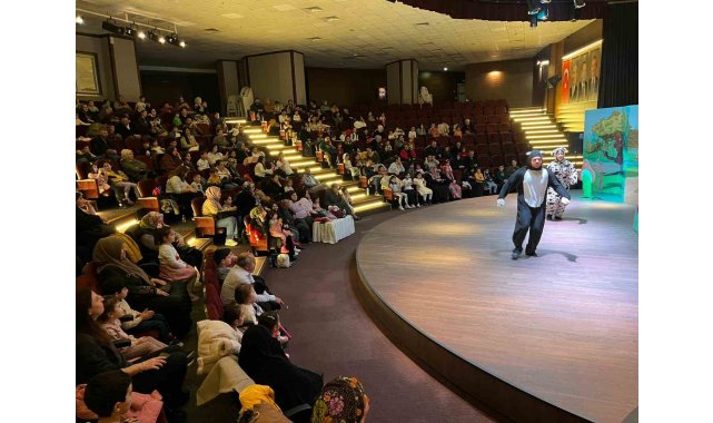 Darıca'da çocuklar hafta sonunu tiyatroyla değerlendiriyor