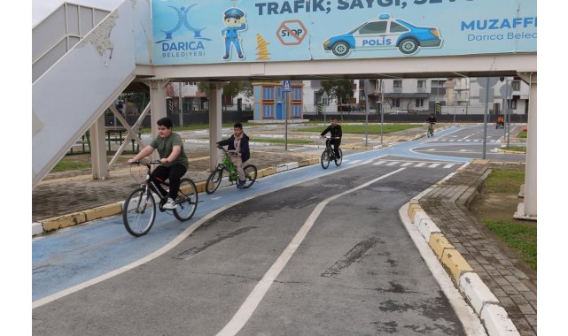 Darıca'da öğrenciler trafik kurallarını uygulamalı öğreniyor