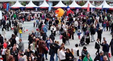 İzmit'te 23 Nisan'a uluslararası ilgi: Çocuklar bayram coşkusunu birlikte yaşıyor