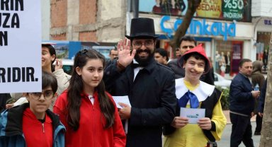 İzmit'te edebiyat kahramanları sokaklara indi