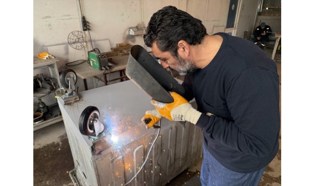 Kartepe'de eskiyen çöp konteynerleri onarılarak yeniden kullanıma sunuluyor