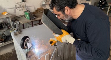 Kartepe'de eskiyen çöp konteynerleri onarılarak yeniden kullanıma sunuluyor