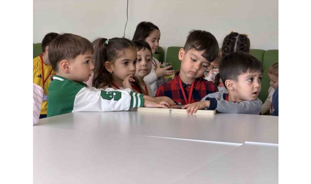 Kartepe'de minikler Kütüphaneler Haftası'nı müzikli masallarla kutladı