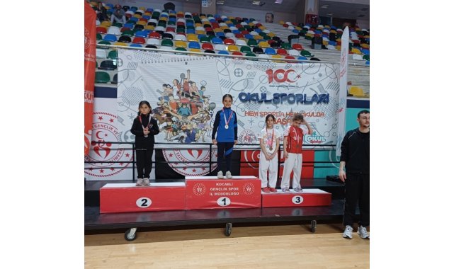 Kartepe'nin karateci yıldızlarından madalya yağmuru