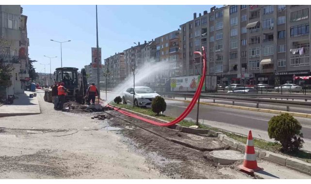 Kazı yaparken su borusu patladı, tazyikli su caddeyi esir aldı
