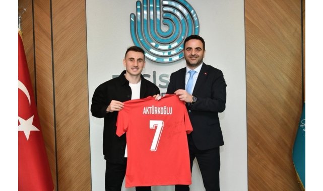 Kerem Aktürkoğlu'ndan Başkan Özlü'ye forma hediyesi