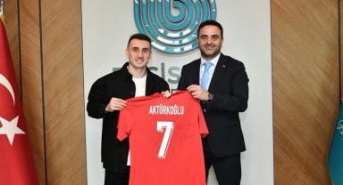 Kerem Aktürkoğlu'ndan Başkan Özlü'ye forma hediyesi