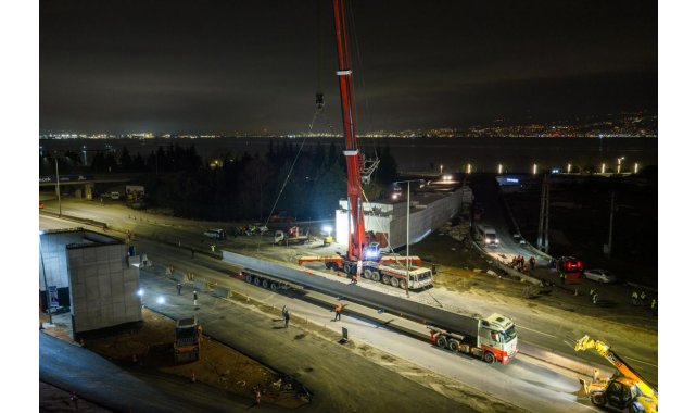 Kocaeli'de 700 tonluk vinçle 9 saatlik gece operasyonu