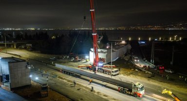 Kocaeli'de 700 tonluk vinçle 9 saatlik gece operasyonu