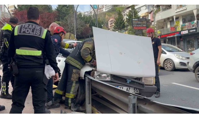 Kocaeli'de facianın eşiğinden dönüldü: Freni tutmayan otomobil bariyerlere çarptı