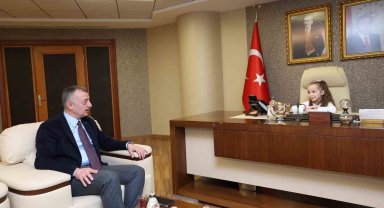 Koltuğu devralan minik başkan ilk talimatlarını verdi