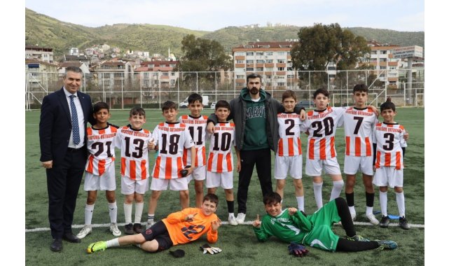 Körfez'de 23 Nisan futbol turnuvasının şampiyonu Atatürk Ortaokulu oldu