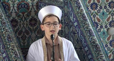 Küçük yaşta büyük an: 9 yaşında 3 bin kişiye ilk hutbesini okudu
