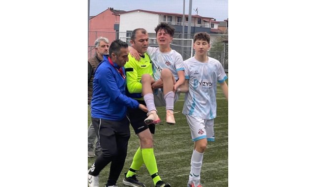 Sakatlanan futbolcuyu maçın hakemi kucağında taşıdı