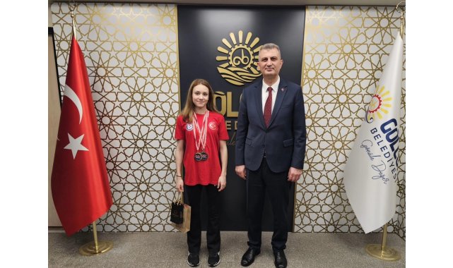 Şampiyon milli yüzücü Alara sevincini Başkan Sezer ile paylaştı