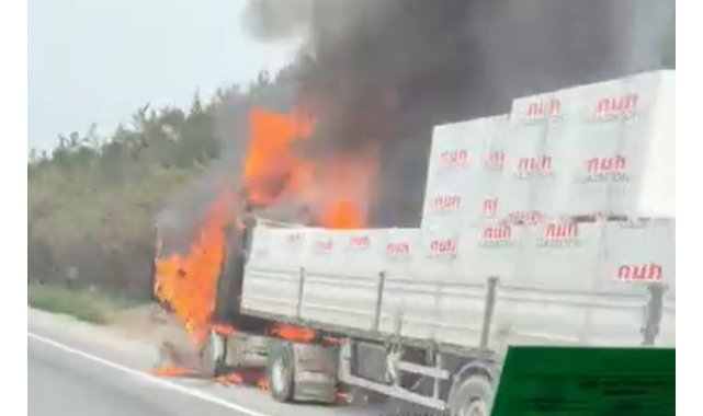 Seyir halindeki tır alevlere teslim oldu