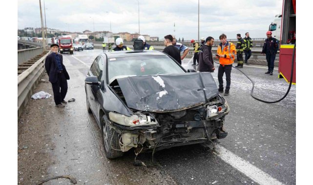 TEM Otoyolu'nda yola dökülen atıklar sonucu zincirleme kaza, 7 araç birbirine girdi
