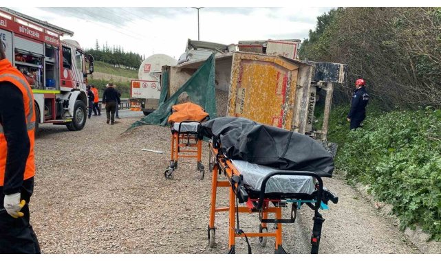 TEM'de 4 araç kazaya karıştı: İlk belirlemelere göre 2 ölü