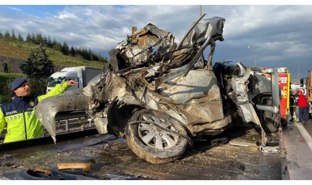 TEM'de otomobil devrilen tır dorsesinin altında kaldı: Karı-koca hayatını kaybetti