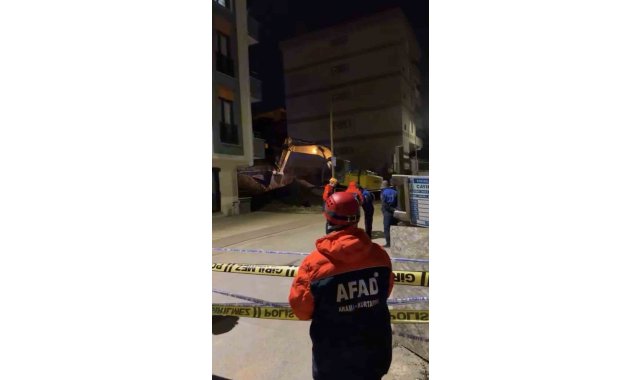 Temel kazısında toprak kaydı, çatırdama sesleri gelen 5 katlı bina boşaltıldı