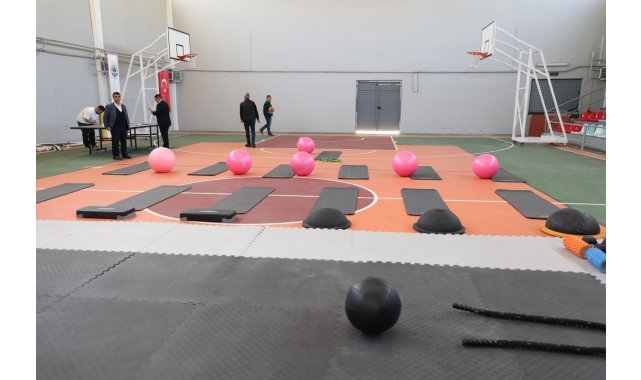 Yenilenen Tavşancıl Spor Salonu kapılarını açtı