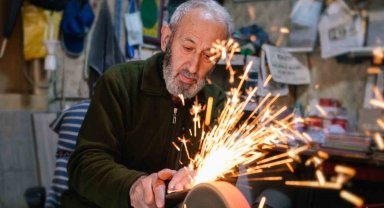 51 yıllık bıçak bileyicisi Kurban Bayramı mesaisine başladı