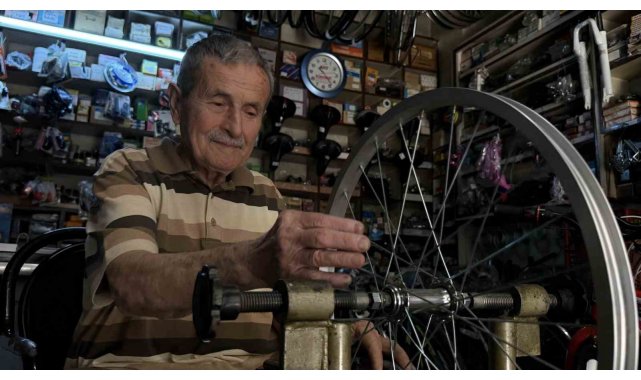 72 yıllık mesleğini, 85 yaşında ilk günkü heyecanla sürdürüyor