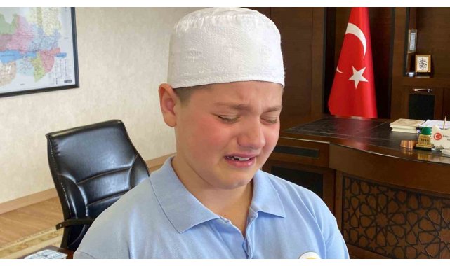 Birlikte hafız olduğu annesine gözyaşlarıyla teşekkür etti