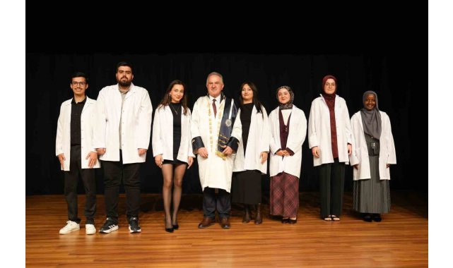 Geleceğin eczacıları beyaz önlüklerini giydi