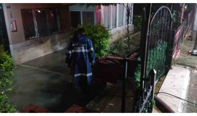 Kocaeli'de sağanak etkili oldu: ev ve iş yerlerini su bastı