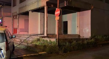 Kocaeli'de tahliye edilen binada yakılan ateş mahalleyi ayağa kaldırdı