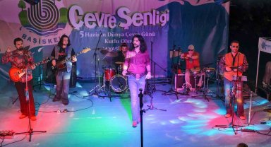 Anadolu Retro'dan Barış Manço şarkılarıyla konser coşkusu