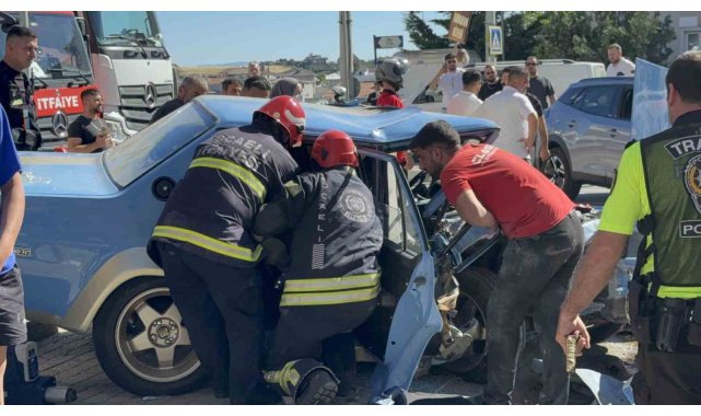 Ardı ardına şerit değiştiren sürücü kaza yaptı: 3 yaralı