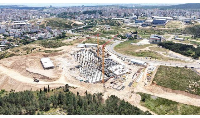 Çayırova Devlet Hastanesi'nde 200 yataklı, deprem izolatörlü inşaatta kaba yapının yarısına yaklaşıldı