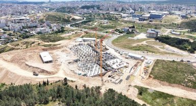 Çayırova Devlet Hastanesi'nde 200 yataklı, deprem izolatörlü inşaatta kaba yapının yarısına yaklaşıldı