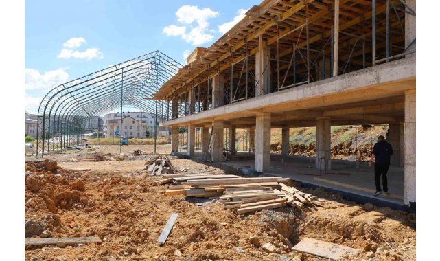 Darıca'da 100 milyon lira destekli spor kompleksinin inşası sürüyor