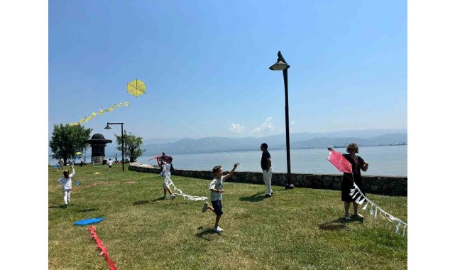 Diplomat çocukları "barış" için uçurtma uçurdu