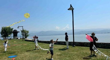 Diplomat çocukları "barış" için uçurtma uçurdu