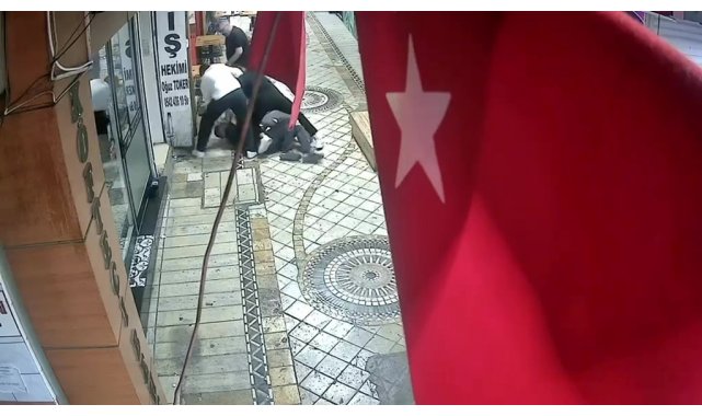 Dört kişi tarafından öldüresiye darbedildi: Olay anı kameraya yansıdı